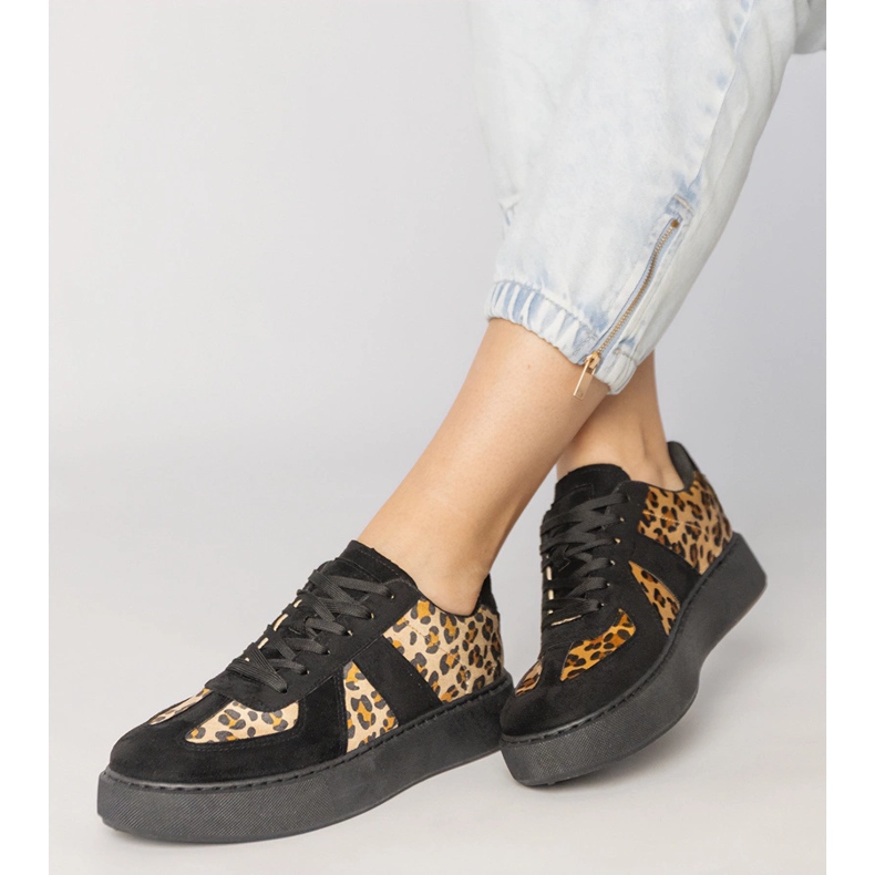 Ženske tenisice u crnim hlačama crna 2