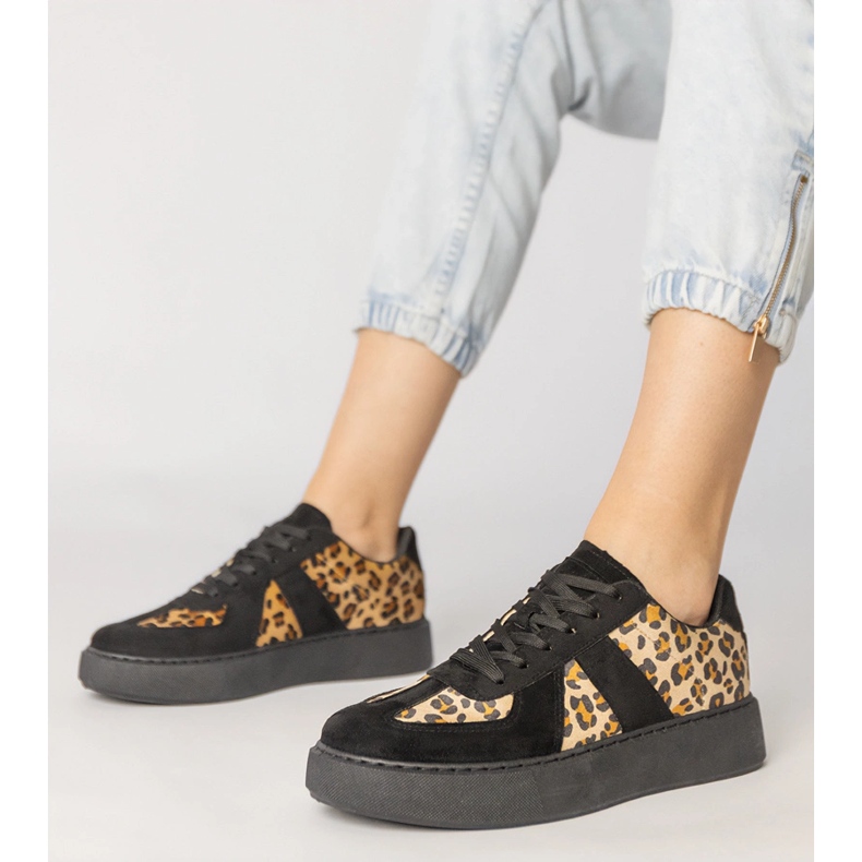 Ženske tenisice u crnim hlačama crno 1