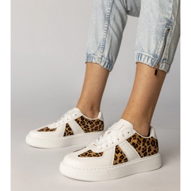 Ženske tenisice s bijelim hlačama bijela 1