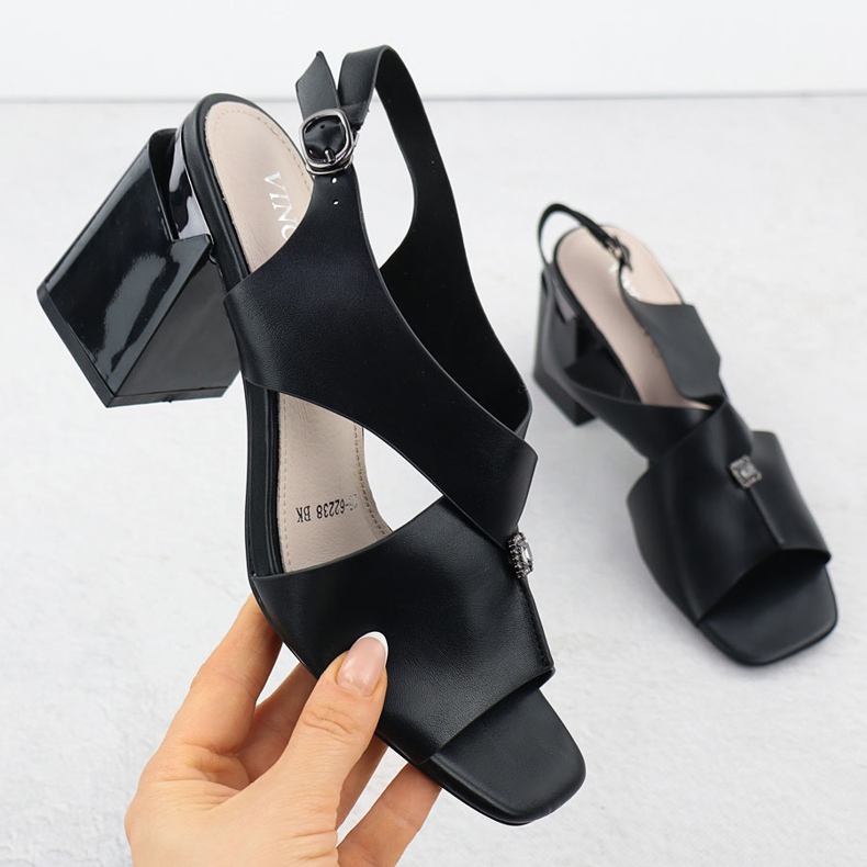 Ženske sandale na dekorativnom postu Black Vinceza 62238 crna 1