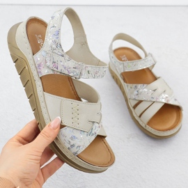 Koža udobne sandale od čičak s bež cvjetovima t.sokolski L25-173 1