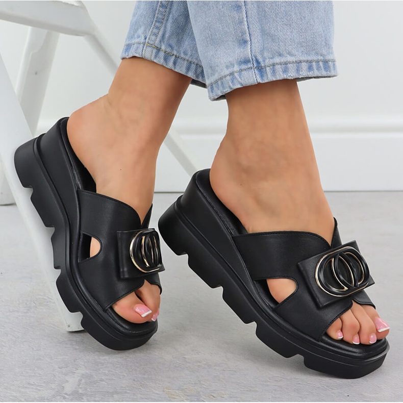 Ženske papuče na klinovima Black Vinceza 58464 crna 1