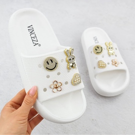 Pjenasti prelepovi na plaži na bazenu na bijeloj platformi ukrašeni Vinceza 76055 bijela 1