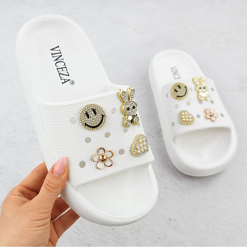 Pjenasti prelepovi na plaži na bazenu na bijeloj platformi ukrašeni Vinceza 76055 bijela 1