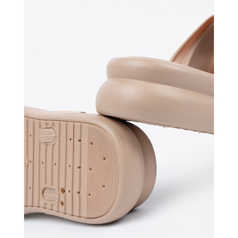 Seastar Papuče sa zlatnim kopčama na bež platformi 1