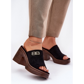 Ženske papuče na masivnoj peti sa zlatnim detaljima Vinceza 17400 crno crna 2