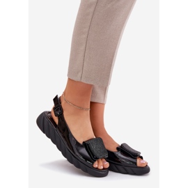 ARTIKER Kožne lakirane ženske sandale s klinom s artkerom za ukrašavanje 56C1564 crna 1