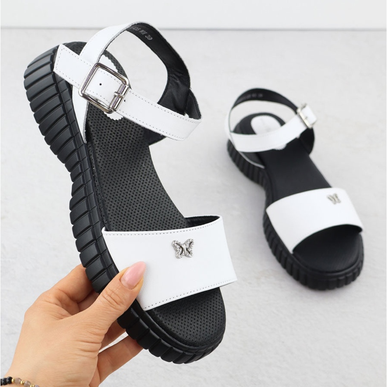 Ženske kožne sandale na gustom potplatu s leptirom bijelim Filippo DS6811 bijela 1