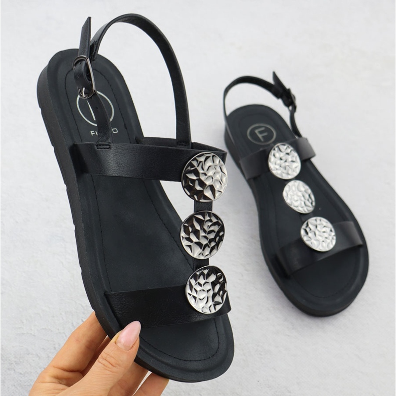 Ravne ženske sandale s ukrasom crni filippo ds6885 crno 1