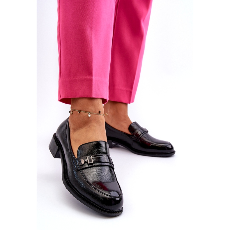 Vinceza Ženski lakirani crni loaferi s ukrasom crna 1