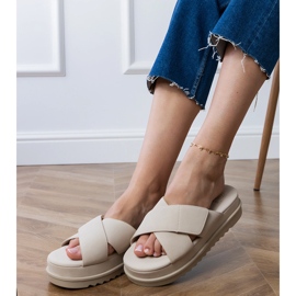 Bež zaklopke s prugama na platformi 2