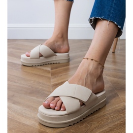 Bež zaklopke s prugama na platformi 1