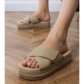 Smeđi okret -flopi s prugama na platformi smeđa 2