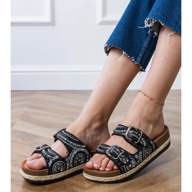 Crni etnički klizači s stezaljkama na prugama crna 2