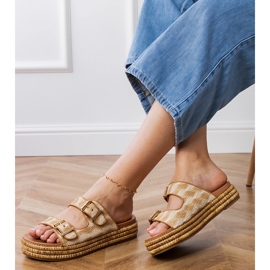 Bež zaklopke s stezaljkama na prugama 2