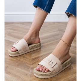 Bež zaklopke na platformi s ukrasnom kopčom 1