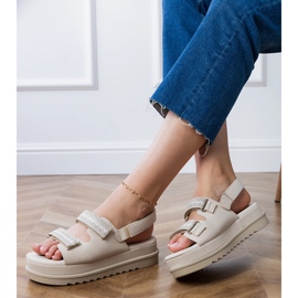 Bež sandale s izvezenim prugama na platformi 2