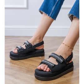 Crne sandale s vezenim prugama na platformi crno 1