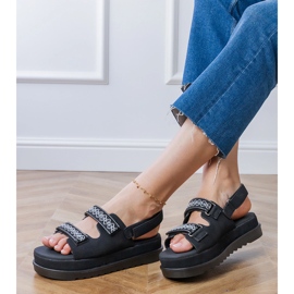 Crne sandale s vezenim prugama na platformi crno 2