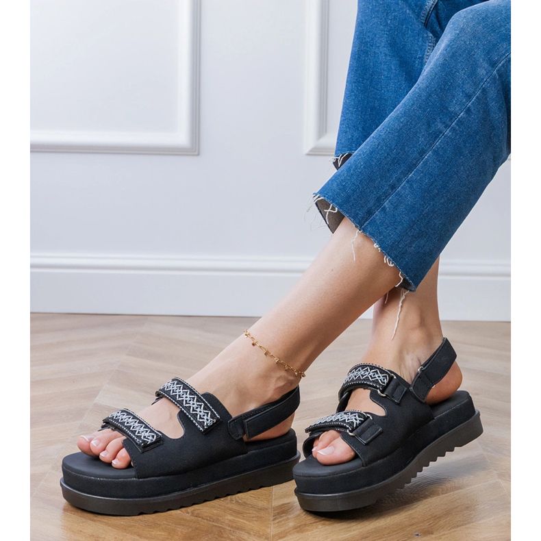 Crne sandale s vezenim prugama na platformi crna 2