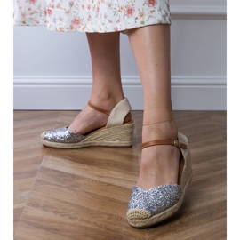 Srebrne sandale s brokatom na klinu srebro 1