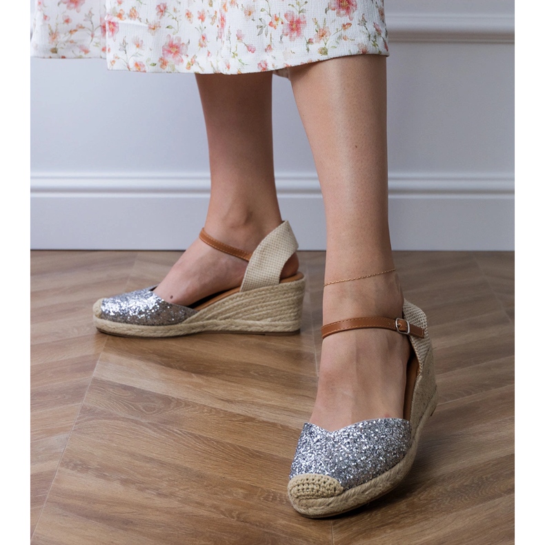 Srebrne sandale s brokatom na klinu srebro 1