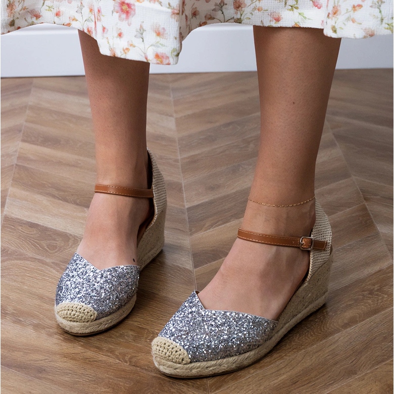 Srebrne sandale s brokatom na klinu srebro 2