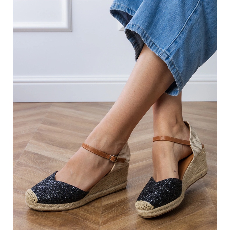 Crne sandale brokade na klinu crno 2