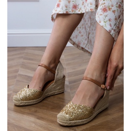 Sandale od zlatnih brokata na klinu 2