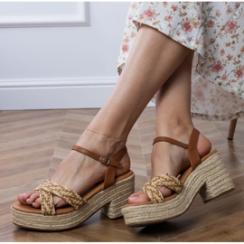 Smeđe sandale navaljene na stanici smeđa 1