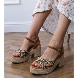 Crne sandale utkane na postu crna 1