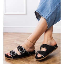 Crni prelepovi s stezaljkama i vezom na prugama crno 2