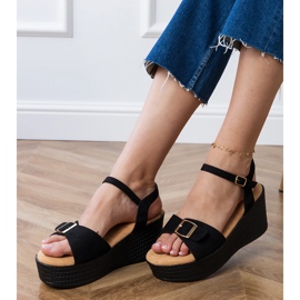 Crne ženske sandale s ukrasnom kopčom crna 2