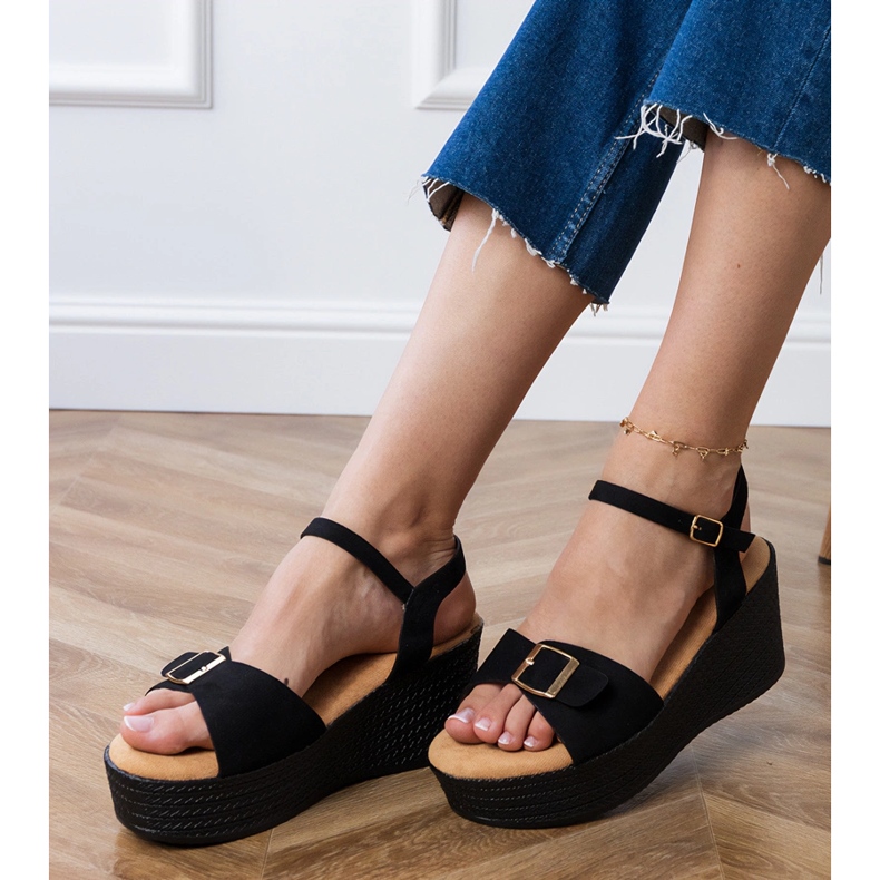 Crne ženske sandale s ukrasnom kopčom crna 2