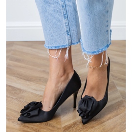 Crne satenske pumpe s cvijetom crno 2