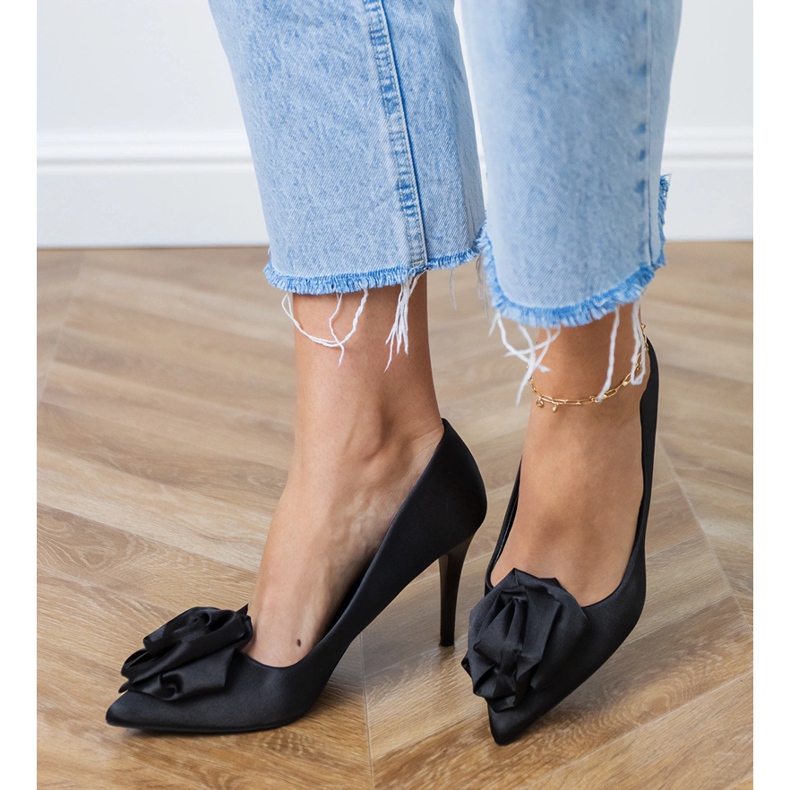 Crne satenske pumpe s cvijetom crno 2