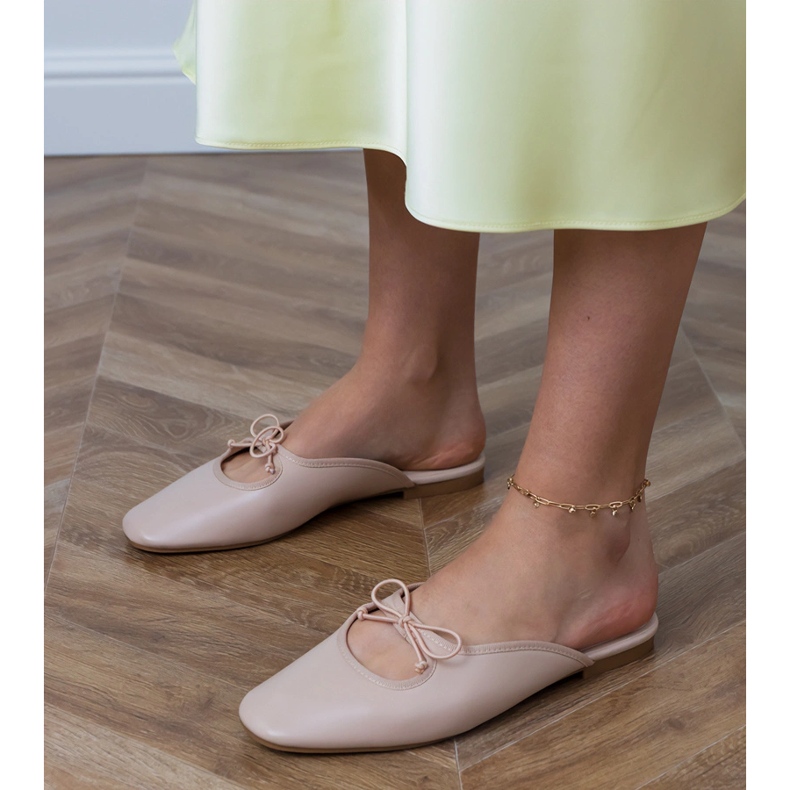 Bež flip -flops izgrađen na ravnom potplatu 2