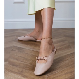 Bež flip -flops izgrađen na ravnom potplatu 1