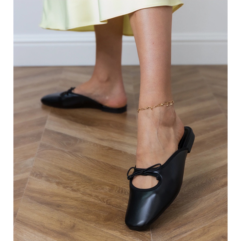 Crni okretnici -flops izgrađen na ravnom potplatu crno 1