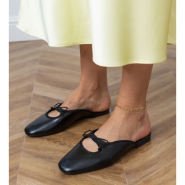 Crni okretnici -flops izgrađen na ravnom potplatu crna 2