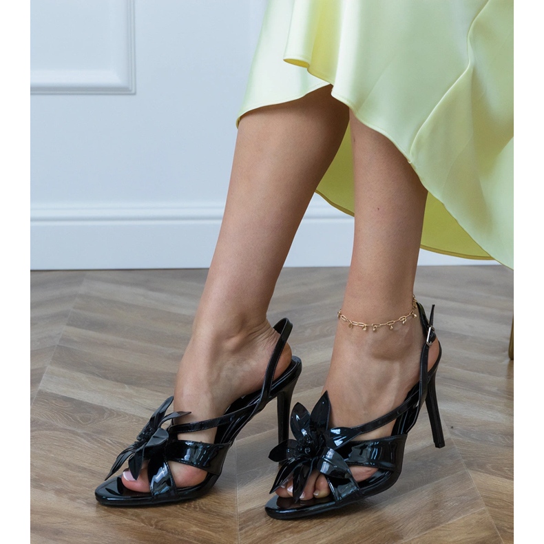 Crne sandale lakirane na peti ukrašenoj cvijetom crno 2