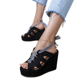 Crne klinove sandale s ukrasnim vezanjem crno 2