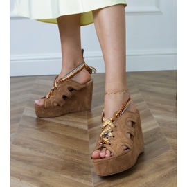 Smeđe sandale klina s ukrasnim vezanjem smeđa 1