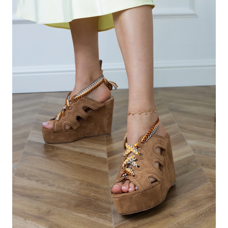 Smeđe sandale klina s ukrasnim vezanjem smeđa 1