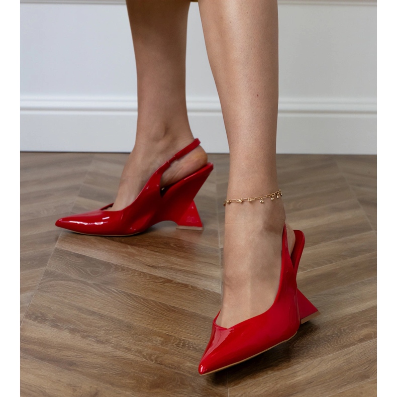 Crvene sandale na geometrijskom klinu crvena 2