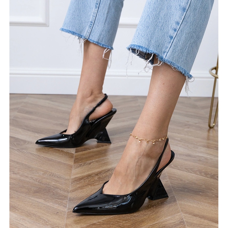 Crne sandale na geometrijskom klinu crno 1