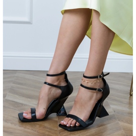 Crne sandale s pojasom na geometrijskom klinu crno 2