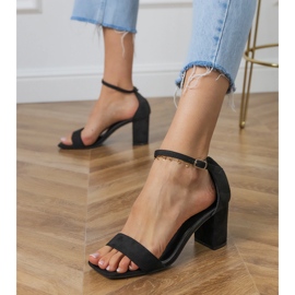 Crne sandale s remenom i četvrtasti nos na posta crno 2