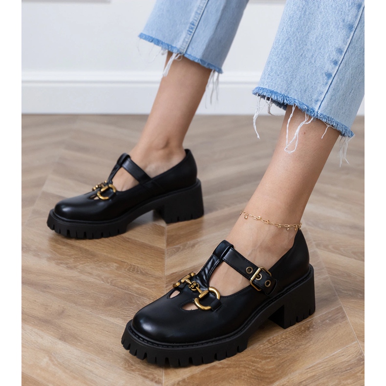 Crne cipele na debelom potplatu sa zlatnim ukrasom crno 1