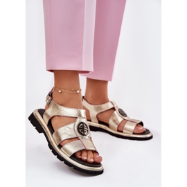 Ženske kožne sandale lakirane s ukrasnim detaljima Artiker 56C0689 PLN zlatni 2